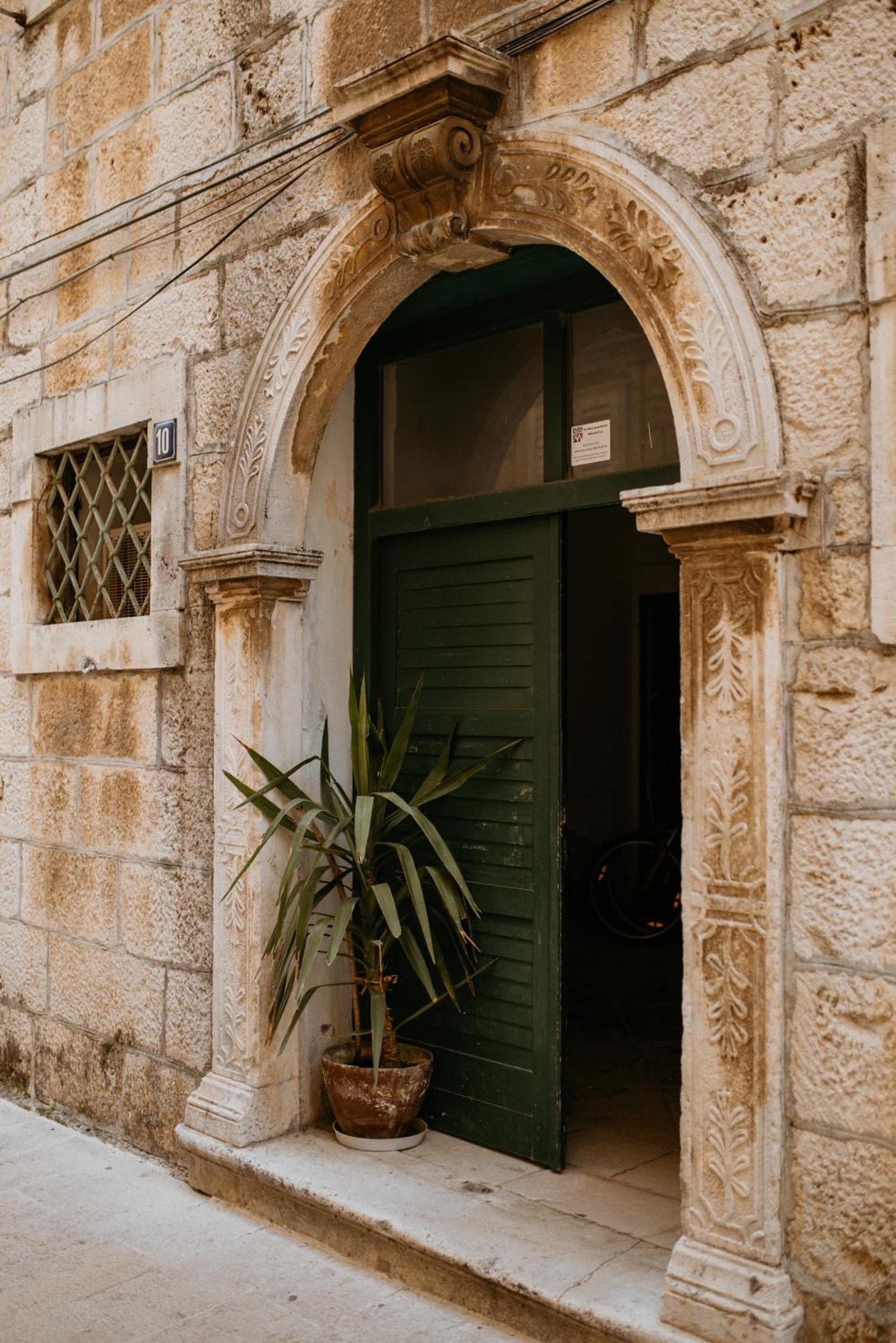 Apartment Dvor Kalalarga Makarska Bagian luar foto