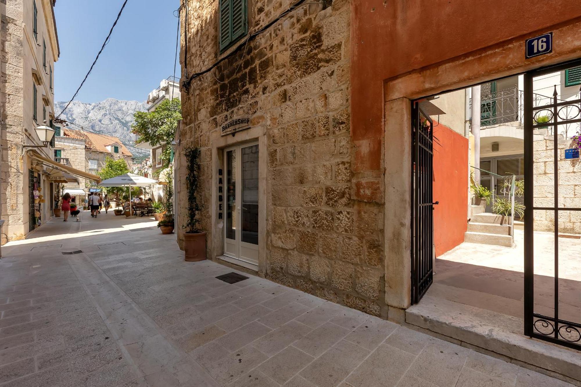 Apartment Dvor Kalalarga Makarska Bagian luar foto