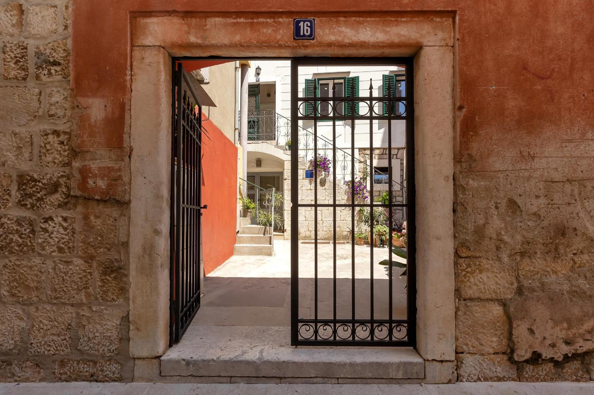 Apartment Dvor Kalalarga Makarska Bagian luar foto