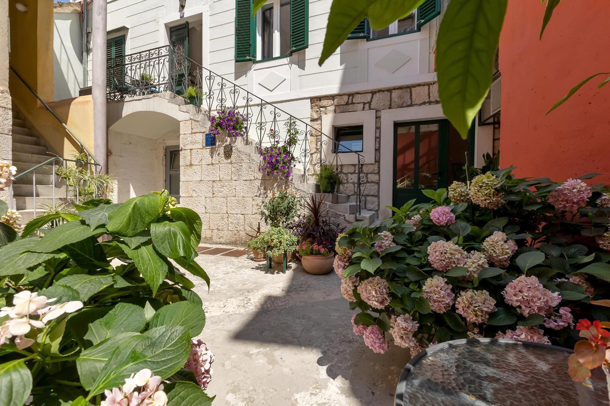 Apartment Dvor Kalalarga Makarska Bagian luar foto