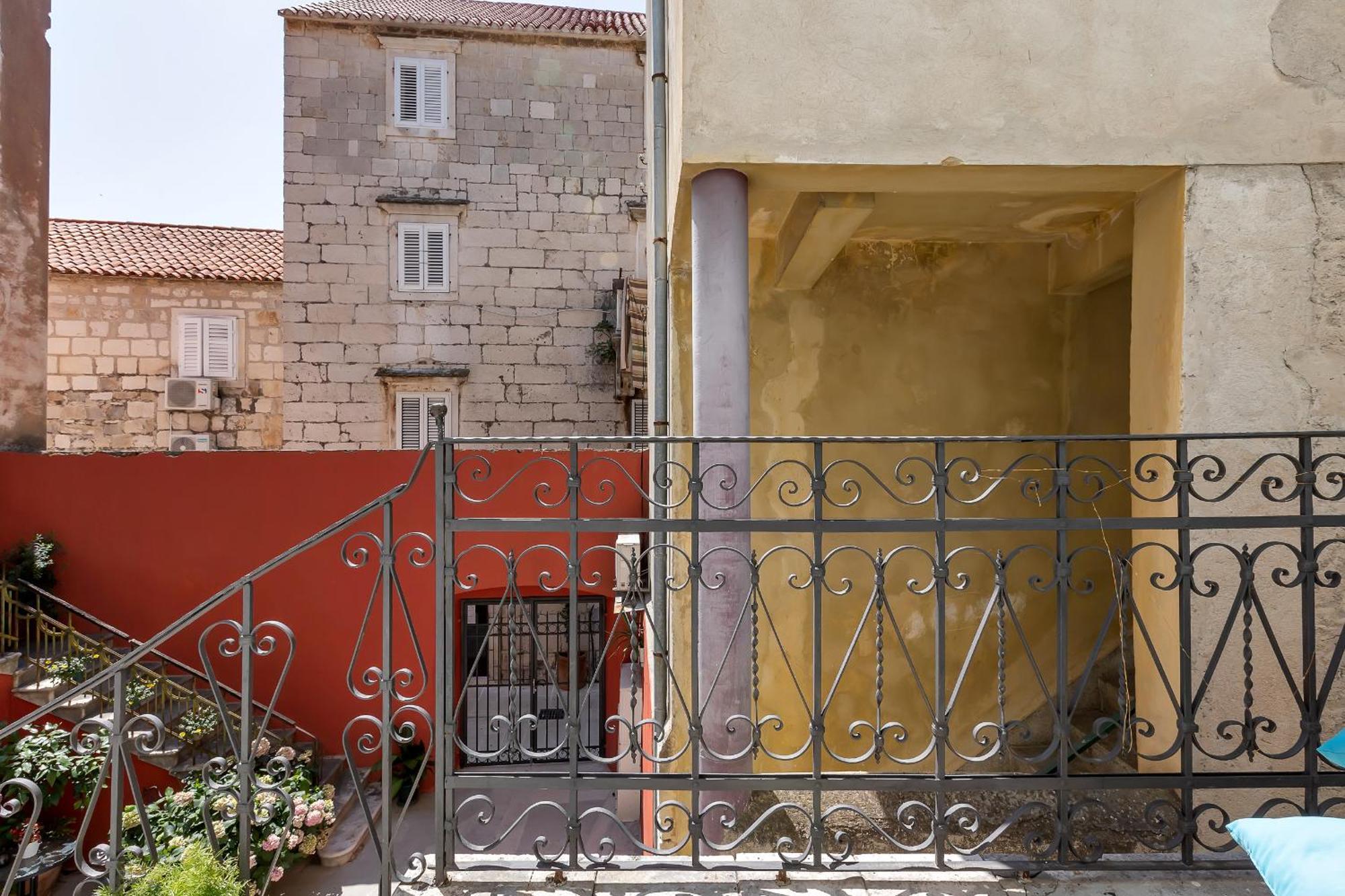 Apartment Dvor Kalalarga Makarska Bagian luar foto