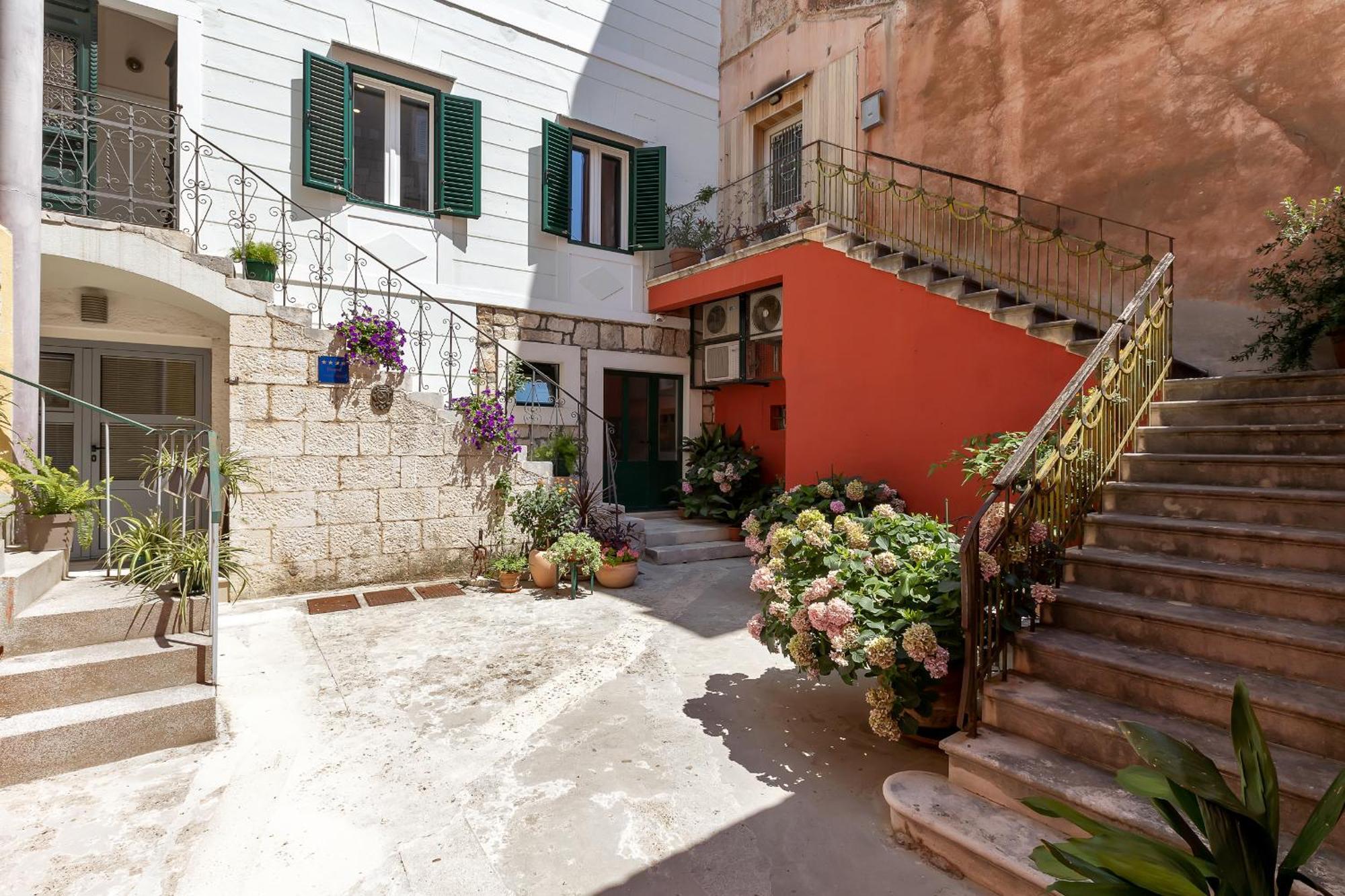 Apartment Dvor Kalalarga Makarska Bagian luar foto